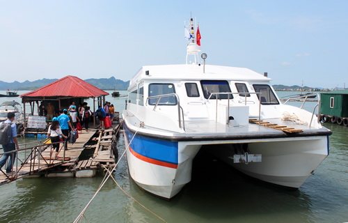 Du khách có thể tới đảo Quan Lạn bằng tàu cao tốc hai thân mới đưa vào hoạt động hai chiều từ Hòn Gai - Quan Lạn với thời gian khoảng thời gian 50 phút.